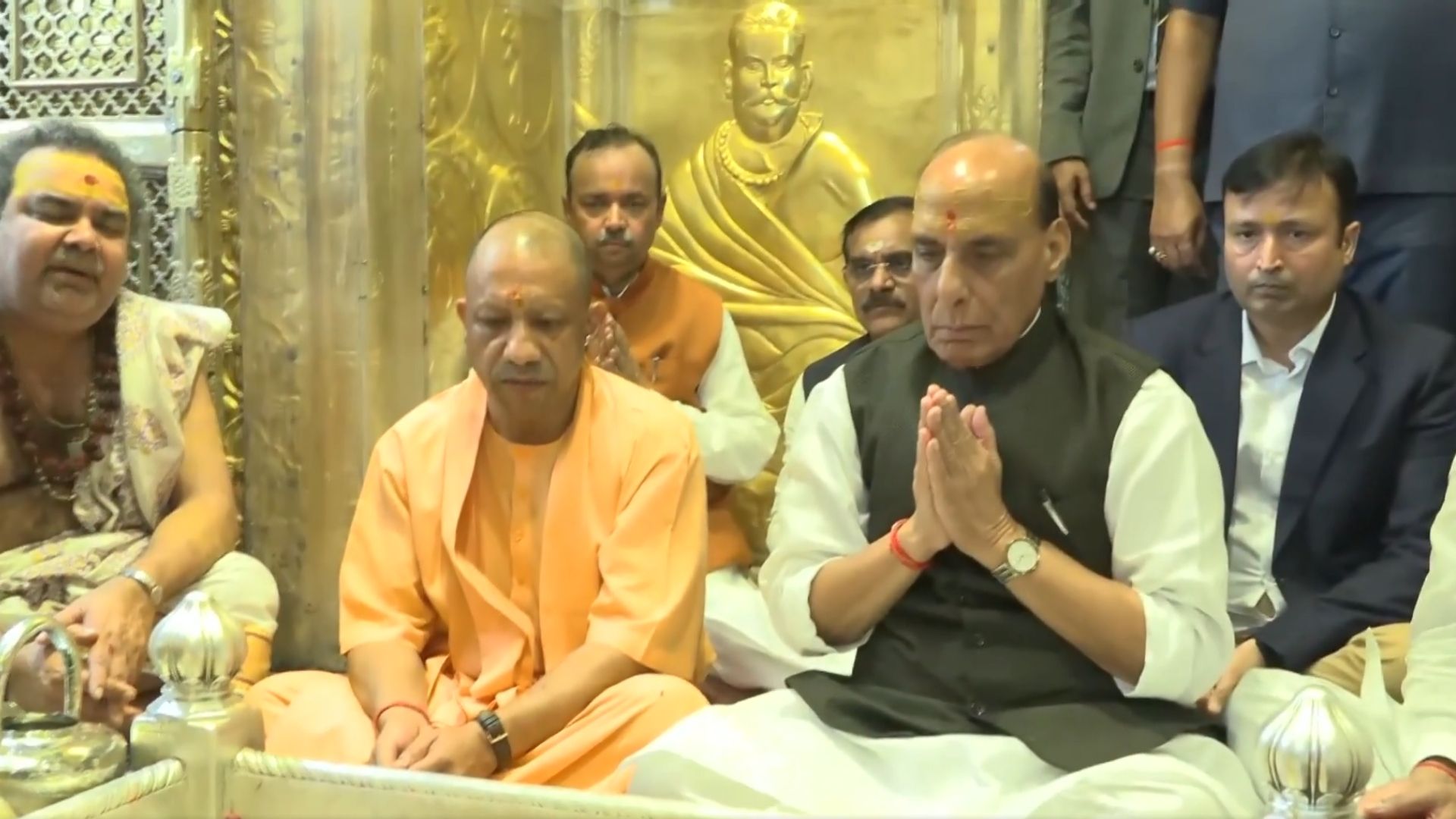 सीएम योगी ने पीएम मोदी की लंबी उम्र के लिए काशी विश्वनाथ के किए दर्शन, बाहर आकर कह दी बड़ी बात